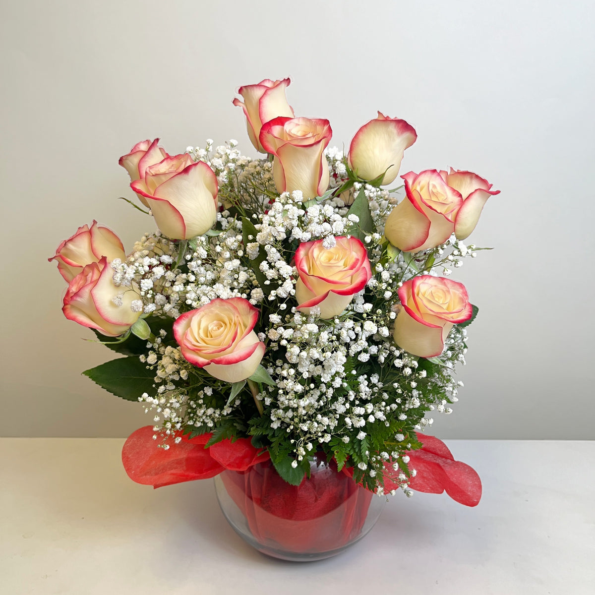 Arreglo de 20 rosas en pecera grande, rosas blush (crema con borde rojo)