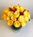 Arreglo con 30 rosas e hiperycum en florero copón, rosas amarillas