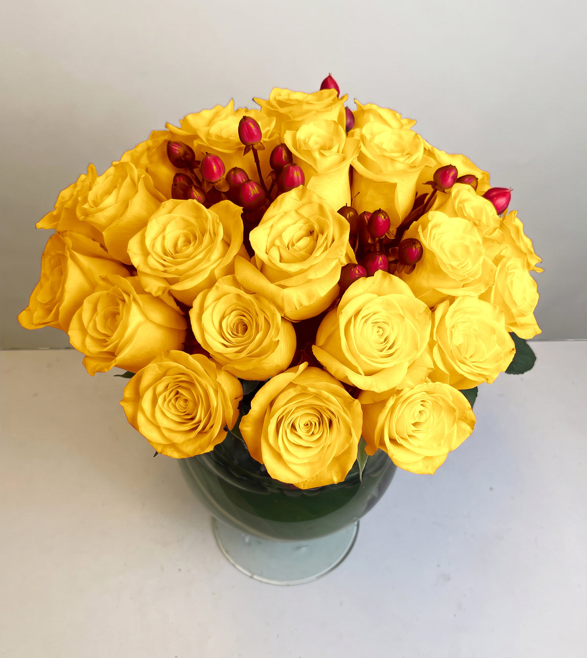 Arreglo con 30 rosas e hiperycum en florero copón, rosas amarillas