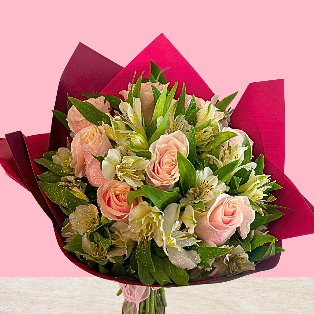 Ramo con 8 Rosas y Astromelia en papel coreano – Rosatel Chile