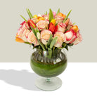 Arreglo con 20 rosas y 20 tulipanes variados en florero copón, rosas blush (crema con borde rojo)