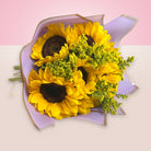Ramo con 8 girasoles y solidago en papel coreano lila, vista superior
