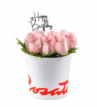 Sombrerera blanca mediana con 12 rosas y topper Happy Birthday, rosas rosadas