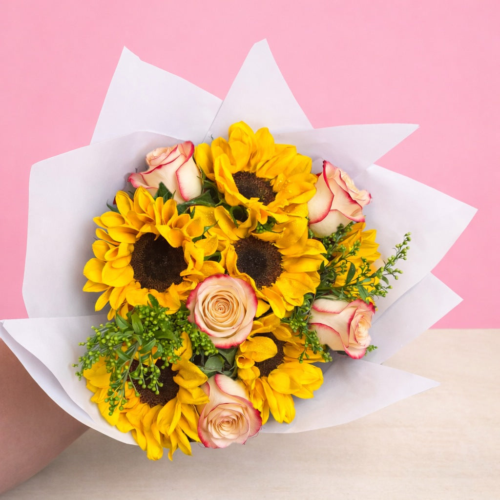 Ramo con 6 rosas y 6 girasoles, rosas blush (crema con borde rojo)