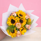 Ramo con 6 rosas y 6 girasoles, rosas blush (crema con borde rojo)