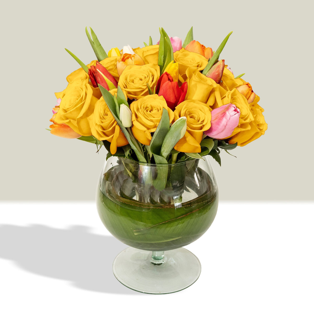 Arreglo con 20 rosas y 20 tulipanes variados en florero copón, rosas amarillas