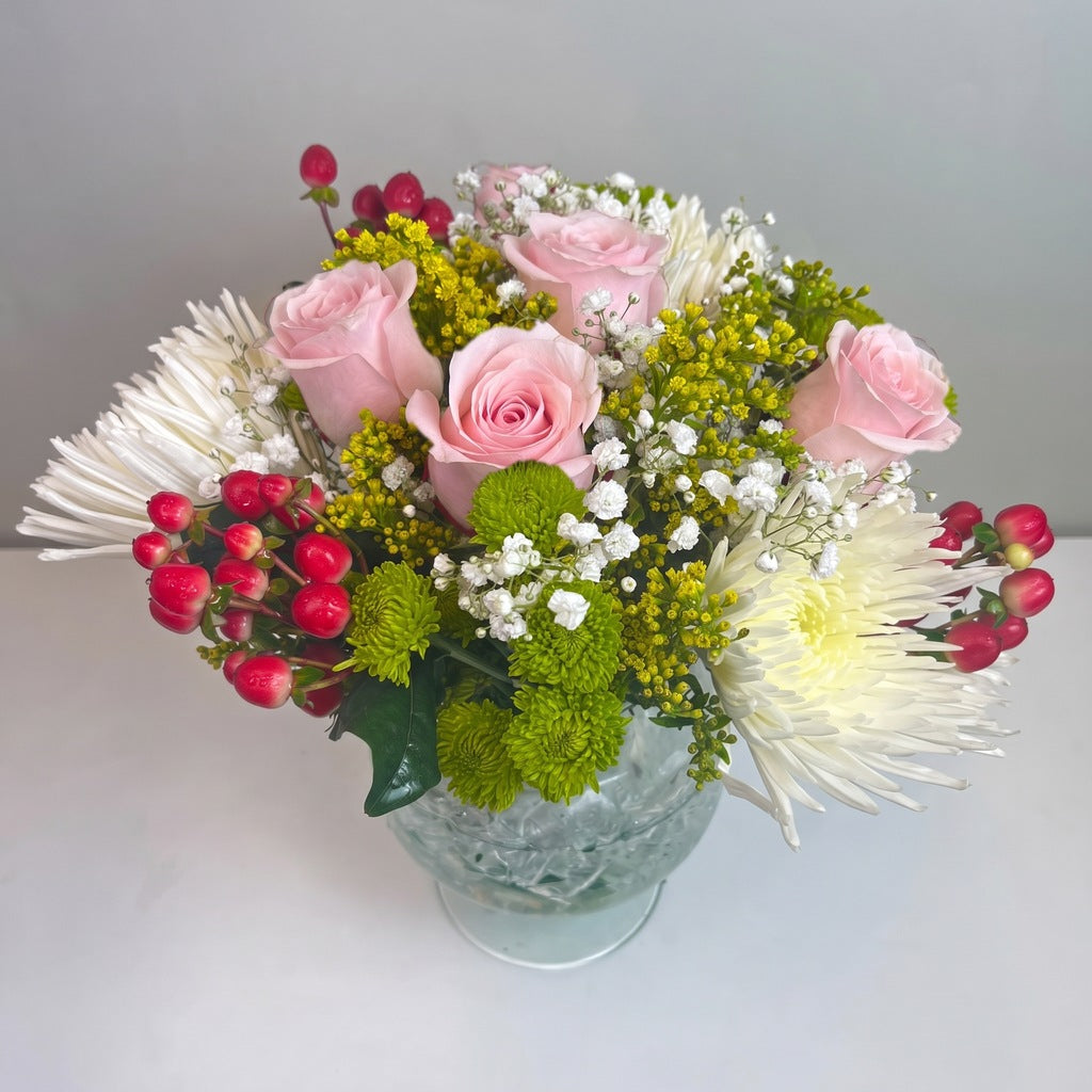 Arreglo con 5 rosas, spider y follaje en florero copón, rosas rosadas