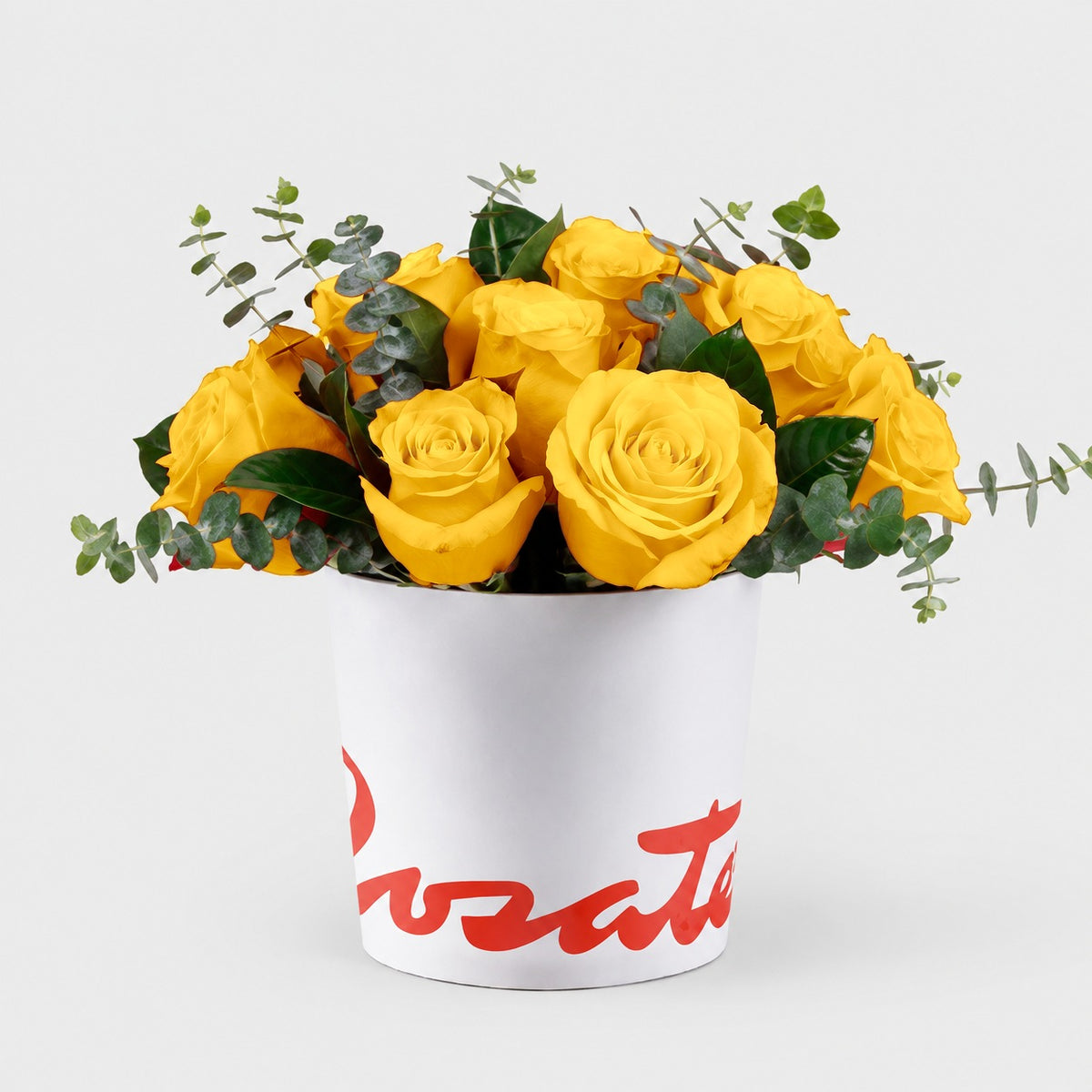 Sombrerera blanca mediana con 12 rosas y eucalipto, rosas amarillas