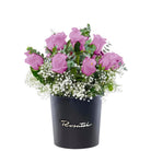 Sombrerera negra grande con 15 rosas y gypsophila, rosas lila