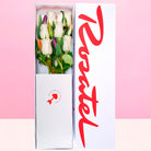 Caja blanca mediana Rosatel con 6 rosas y 6 tulipanes, rosas blancas