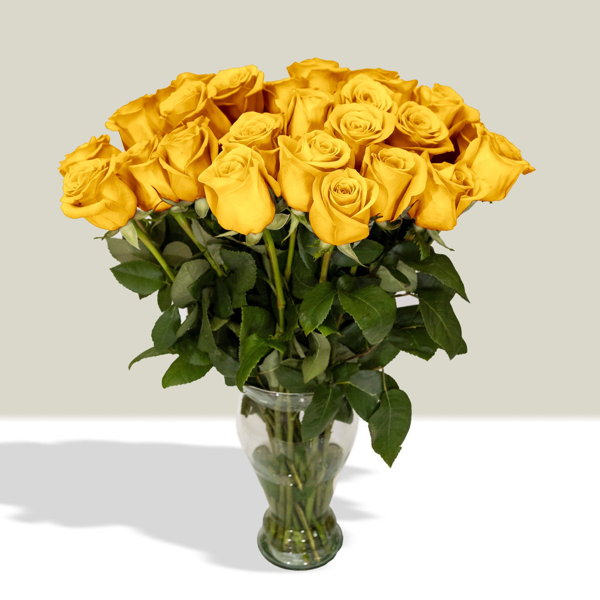 Arreglo con 30 rosas en florero modelo europeo, rosas amarillas