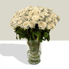Arreglo con 80 rosas en florero candelabro grande, rosas blancas