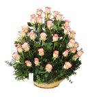 Canasta plato con 50 rosas, rosas blush (crema con borde rojo)