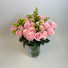 Arreglo con 30 rosas y follaje en base candelabro, rosas rosadas