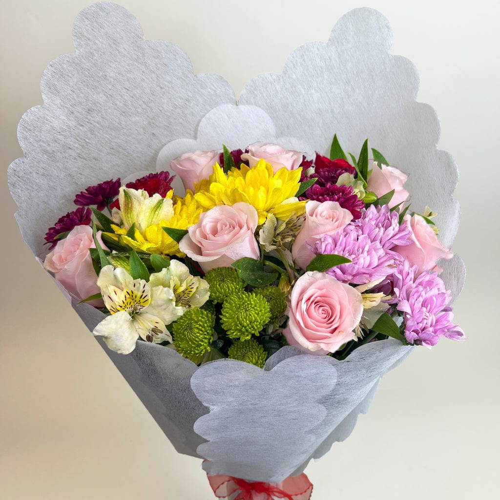 Ramo con 10 rosas y flores variadas, rosas rosadas