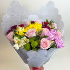 Ramo con 10 rosas y flores variadas, rosas rosadas