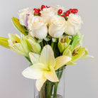 Arreglo con 10 rosas y liliums en velón, rosas blancas