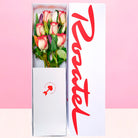 Caja blanca mediana Rosatel con 6 rosas y 6 tulipanes, rosas blush