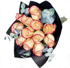 Ramo con 12 rosas y eucaliptus, rosas blush (crema con borde rojo)