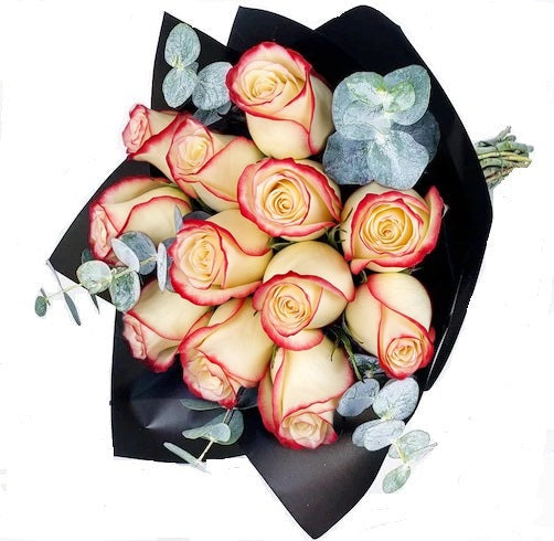 Ramo con 12 rosas y eucaliptus, rosas blush (crema con borde rojo)