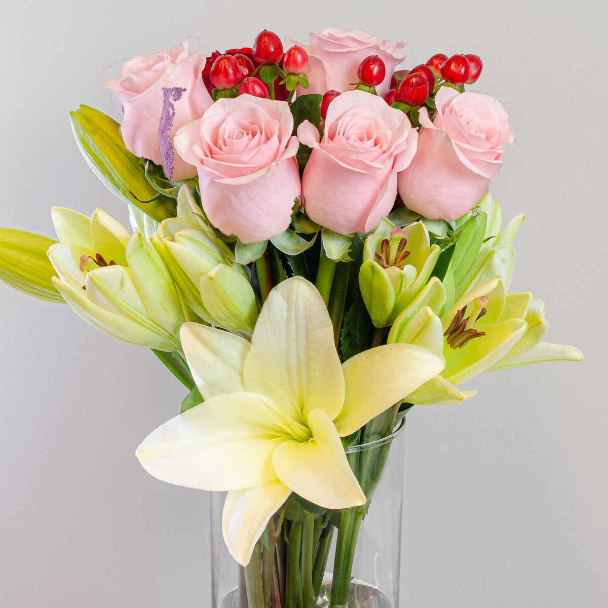 Arreglo con 10 rosas y liliums en velón, rosas rosadas