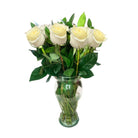 Arreglo con 12 rosas en florero modelo europeo, rosas blancas