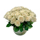 Arreglo con 60 rosas en florero pecera grande, rosas blancas
