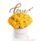 Sombrerera blanca mediana con 21 rosas y varilla Love dorada, rosas amarillas