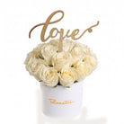 Sombrerera blanca mediana con 21 rosas y varilla Love dorada, rosas blancas