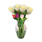 Arreglo con 12 rosas y 10 tulipanes variados en florero samaritano, rosas blancas