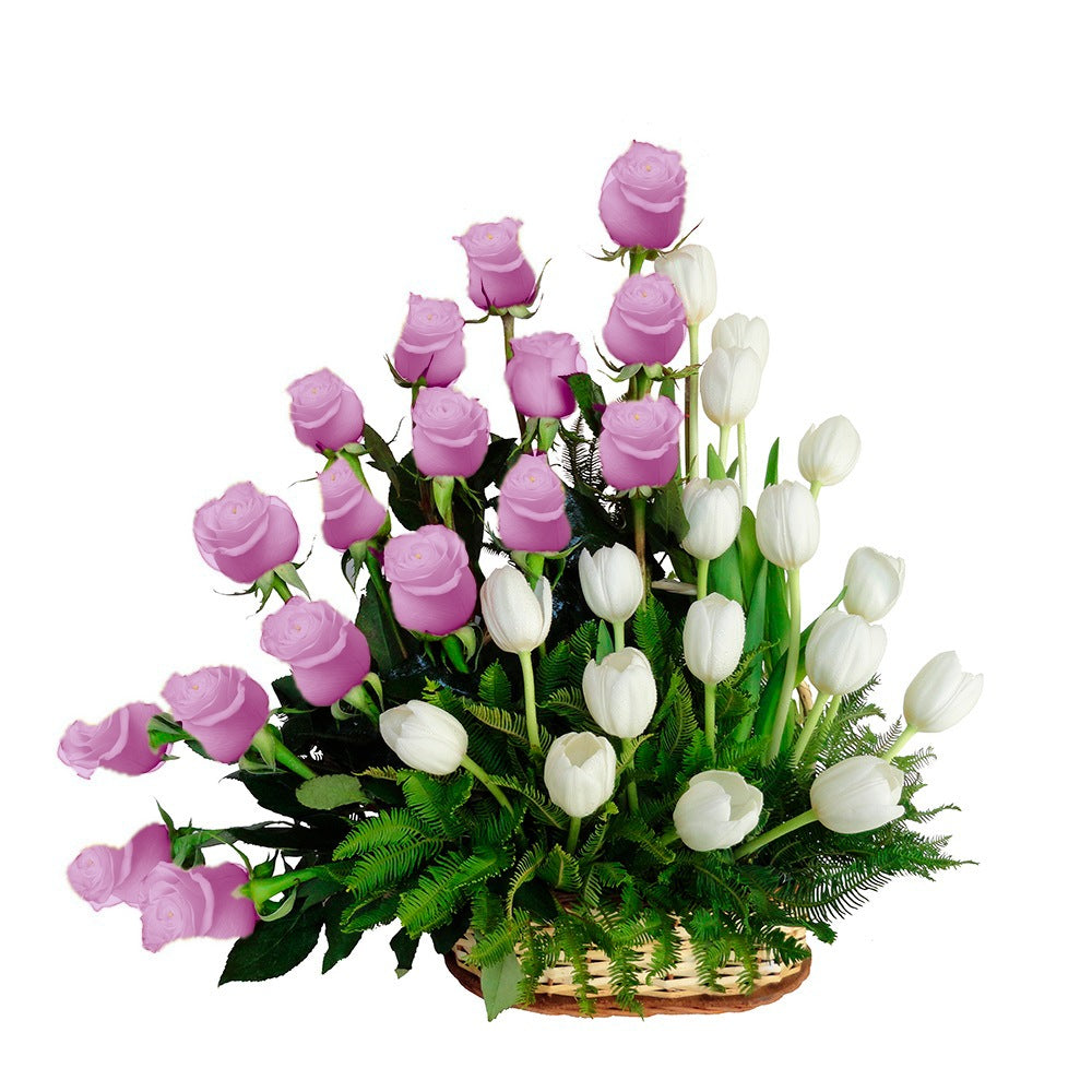 Canasta con 17 rosas y 17 tulipanes variados, rosas lila