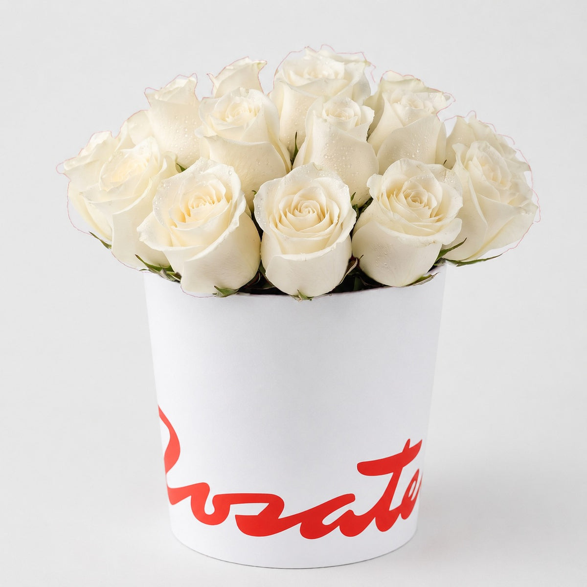 Sombrerera blanca mediana con 15 rosas, rosas blancas