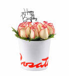 Sombrerera blanca mediana con 12 rosas y topper Happy Birthday, rosas blush (crema con borde rojo)