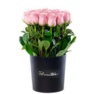 Sombrerera negra grande con 25 rosas, rosas rosadas