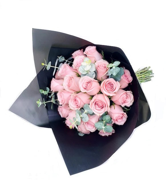 Ramo con 24 rosas y eucaliptus, rosas rosadas