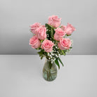 Arreglo con 12 rosas y gypsophila en florero modelo gélida, rosas rosadas