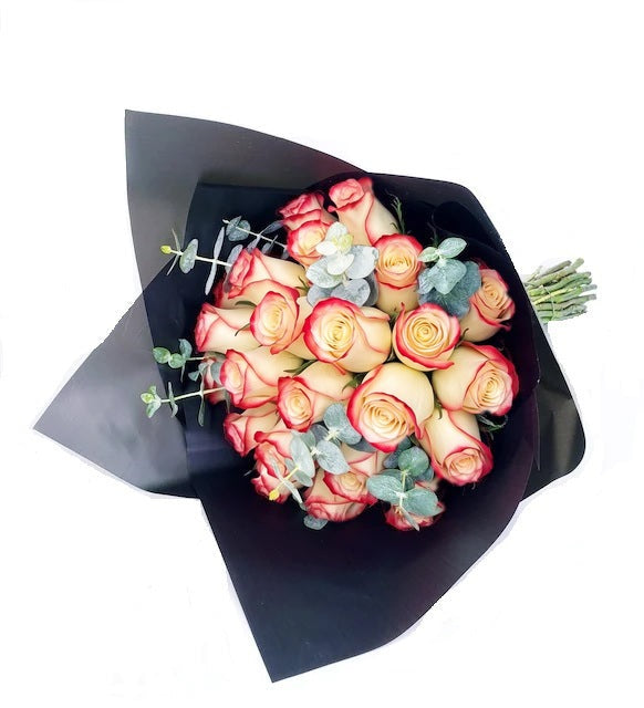 Ramo con 24 rosas y eucaliptus, rosas blush (crema con borde rojo)