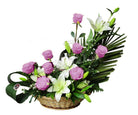 Canasta plato con 8 rosas y liliums, rosas lila