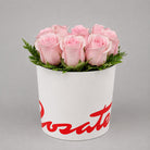 Sombrerera blanca mediana con 9 rosas, rosas rosadas