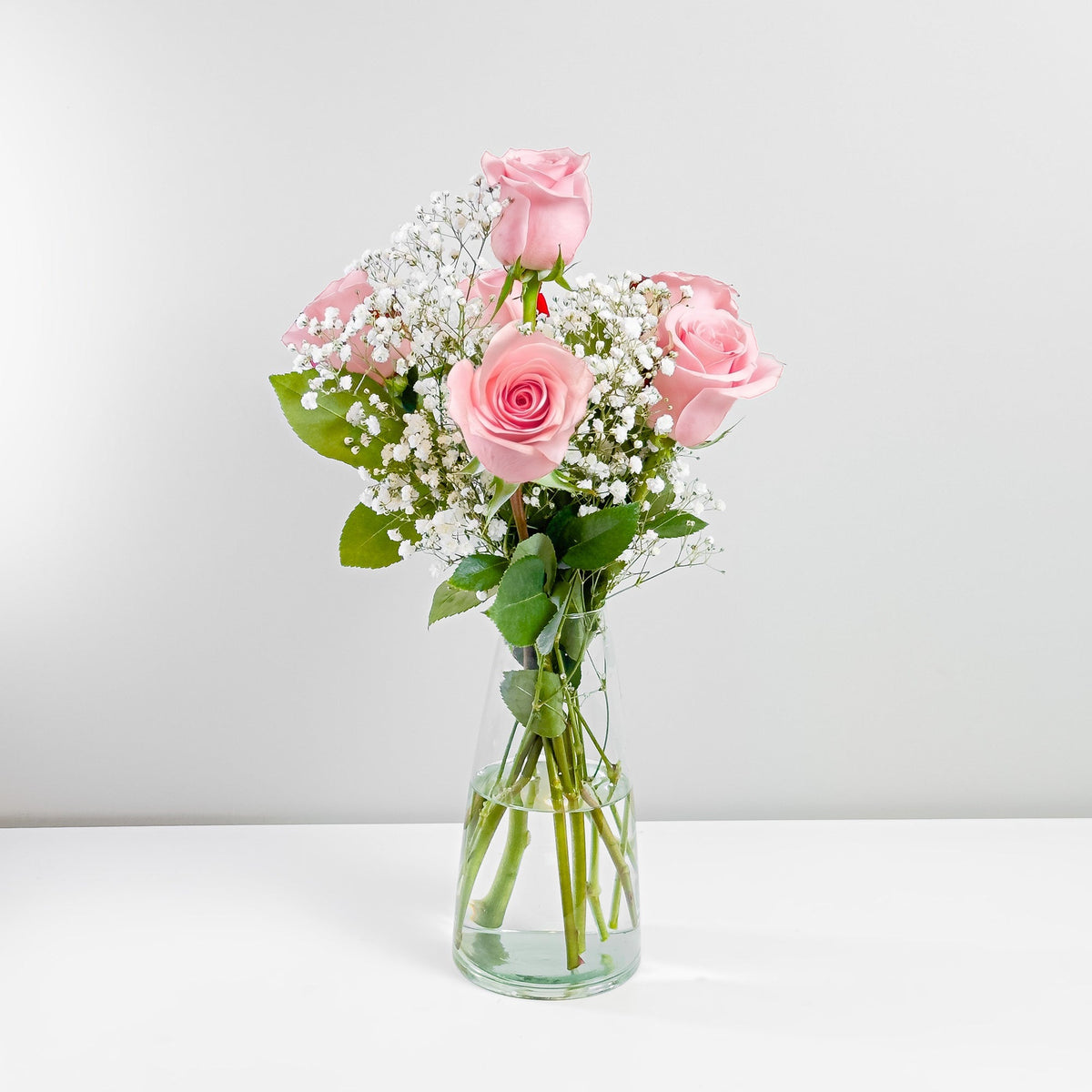 Arreglo con 6 rosas en florero modelo gélida, rosas rosadas