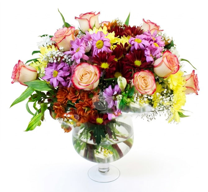 Arreglo con 6 rosas y flores variadas en florero copón, rosas blush (crema con borde rojo)