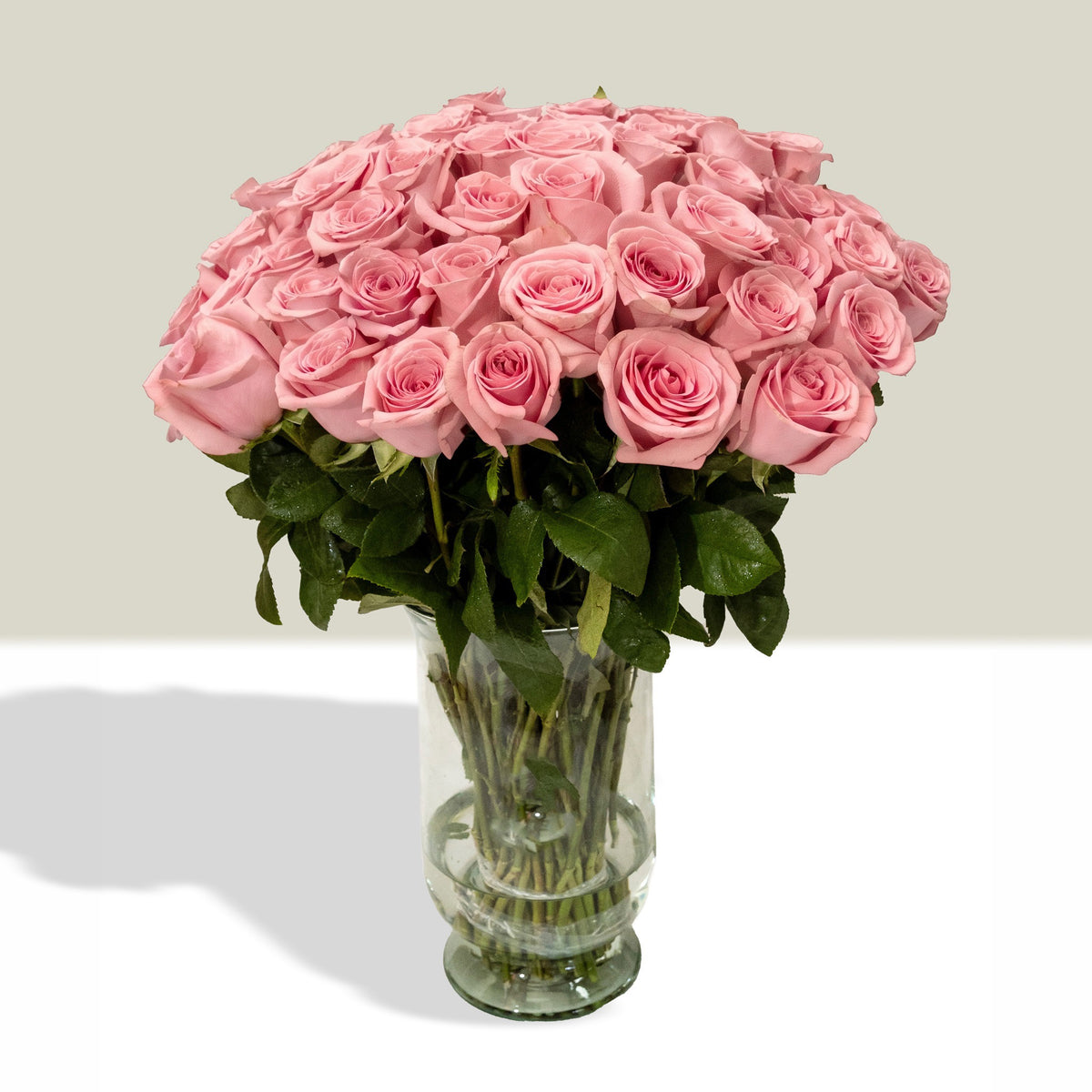 Arreglo con 80 rosas en florero candelabro grande, rosas rosadas