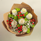 Ramo con 6 rosas y flores variadas, rosas blancas