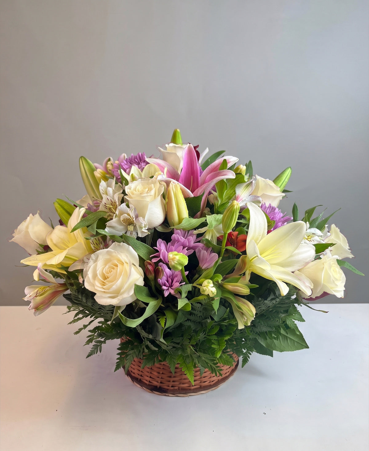 Canasta con 12 rosas, lilium y flores variadas, rosas blancas