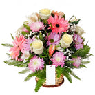 Canasta con 6 rosas, gerberas y flores, rosas blancas