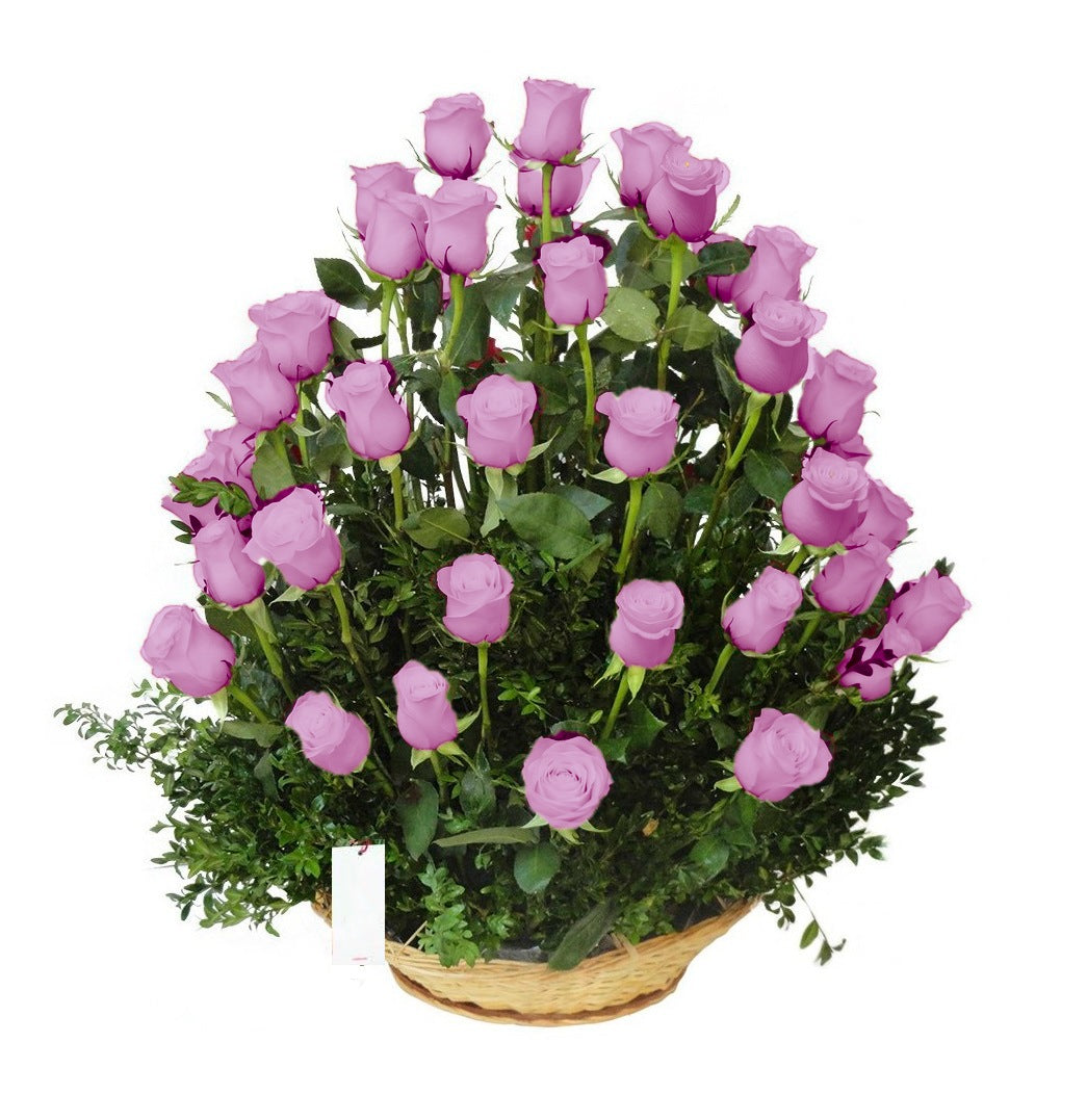 Canasta plato con 50 rosas, rosas lila
