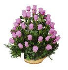 Canasta plato con 50 rosas, rosas lila
