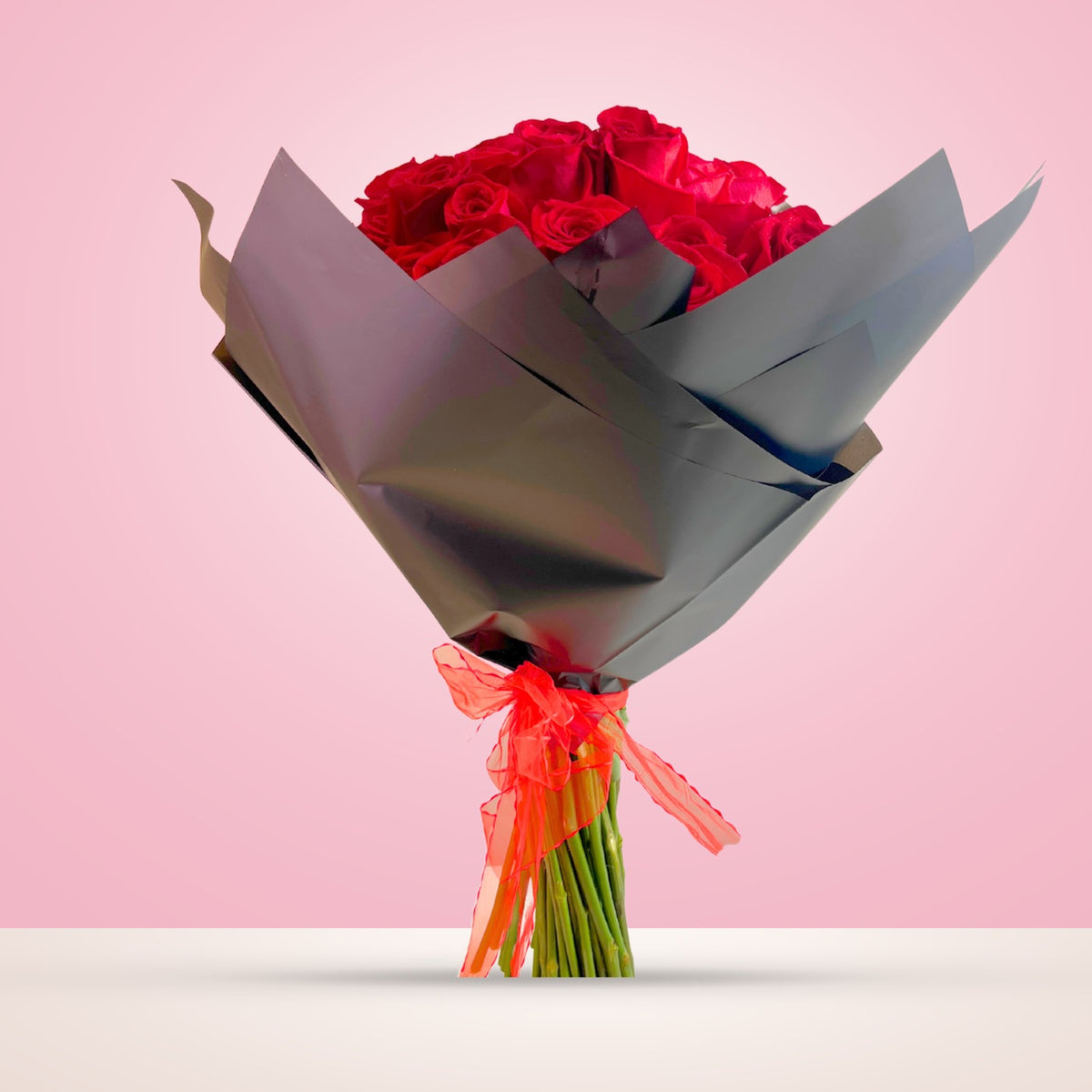 Ramo con 50 rosas rojas en papel negro