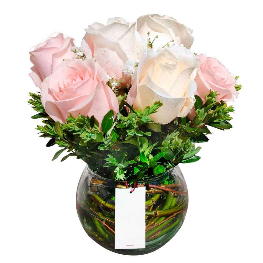 Arreglo con 9 rosas en pecera pequeña, rosas rosadas y blancas