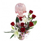Arreglo con 7 rosas, liliums y globo niña en pecera mediana, rosas rojas